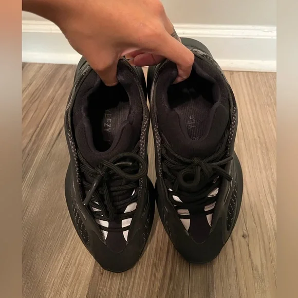 Adidas yeezy 700 - Picture 2 of 5